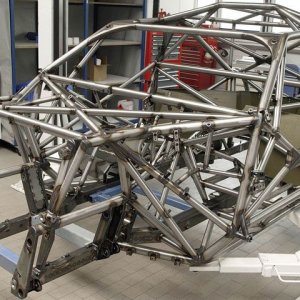 epcp_0810_02_z+volkswagen_touareg+chassis_roll_cage.jpg